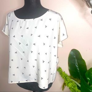 NWT Women's Geometric Button Back Scoopneck Short Sleeves White Multi Boxy Top